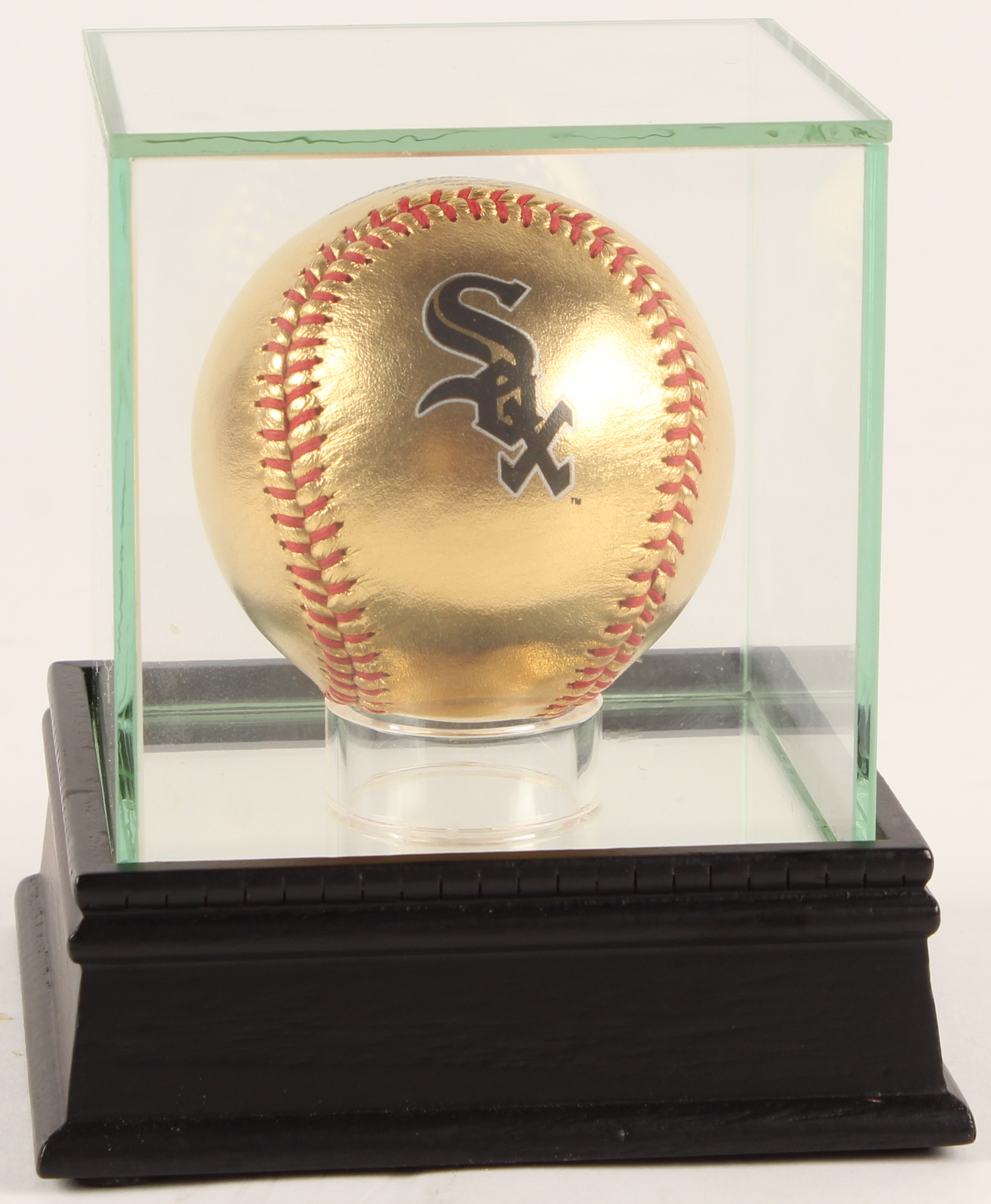 White Sox Logo 24KT Gold Baseball with High Quality Display Case at PristineAuction.com White Sox Logo 24KT Gold Baseball with High Quality Display Case at PristineAuction.com