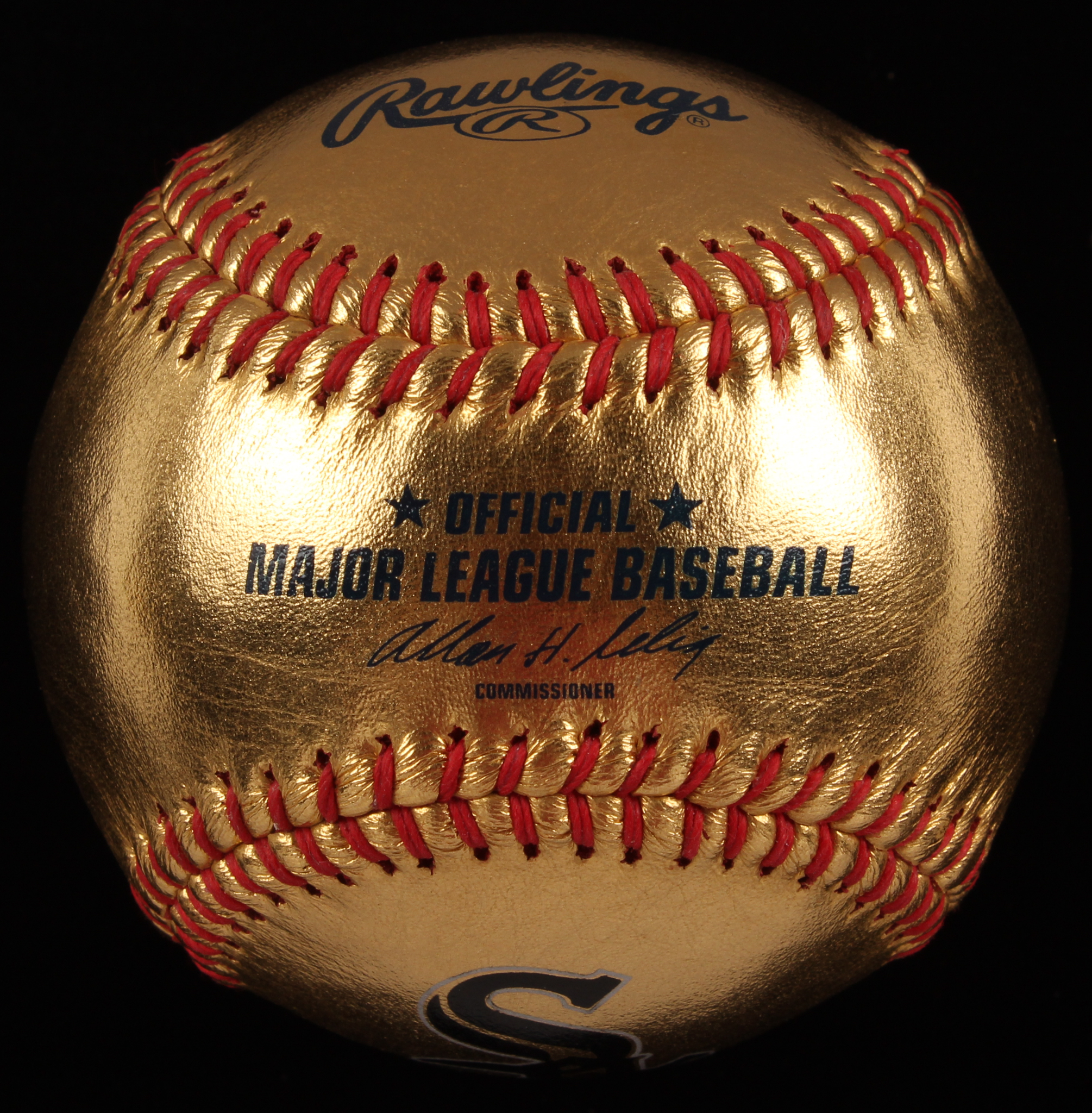 White Sox Logo 24KT Gold Baseball with High Quality Display Case at PristineAuction.com White Sox Logo 24KT Gold Baseball with High Quality Display Case at PristineAuction.com