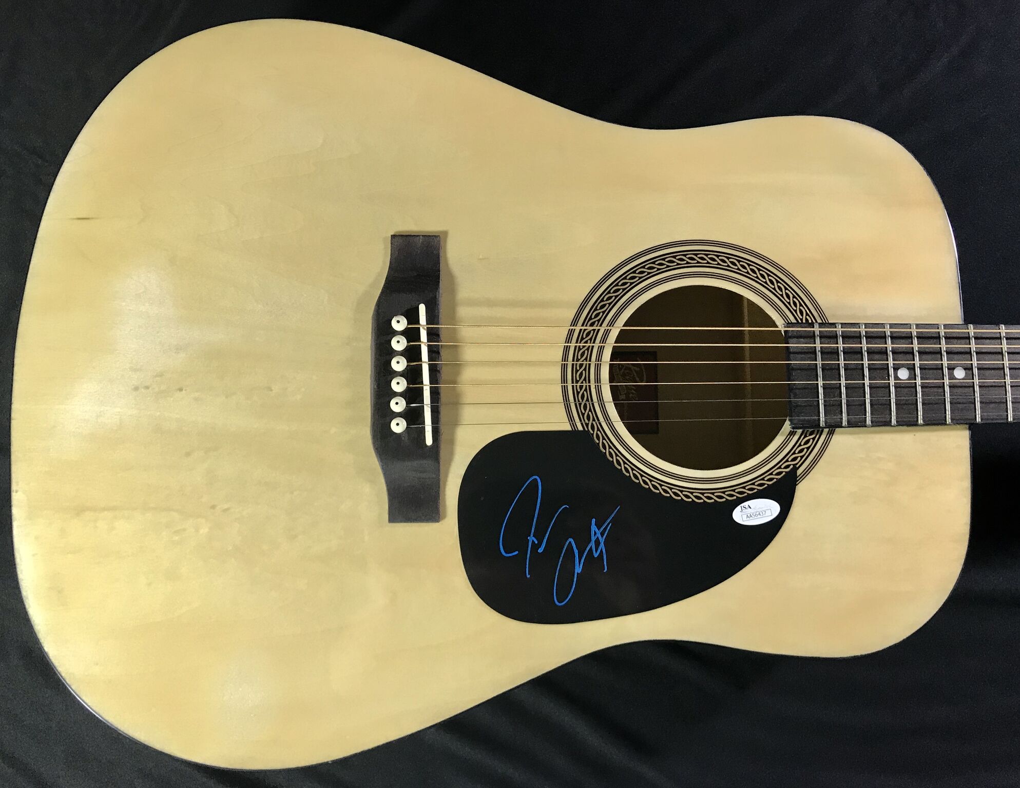 Darius Rucker Signed Full-Size Rogue Dreadnought Acoustic Guitar (JSA COA) at PristineAuction.com Darius Rucker Signed Full-Size Rogue Dreadnought Acoustic Guitar (JSA COA) at PristineAuction.com