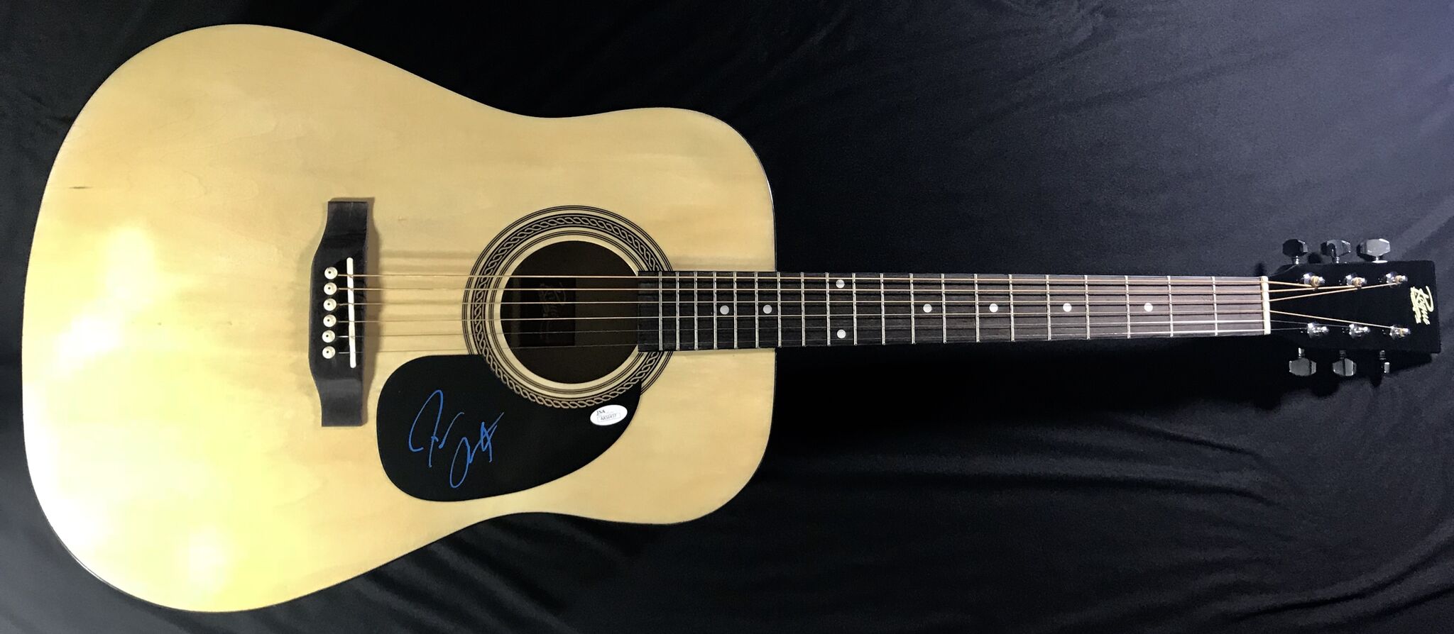 Darius Rucker Signed Full-Size Rogue Dreadnought Acoustic Guitar (JSA COA) at PristineAuction.com Darius Rucker Signed Full-Size Rogue Dreadnought Acoustic Guitar (JSA COA) at PristineAuction.com
