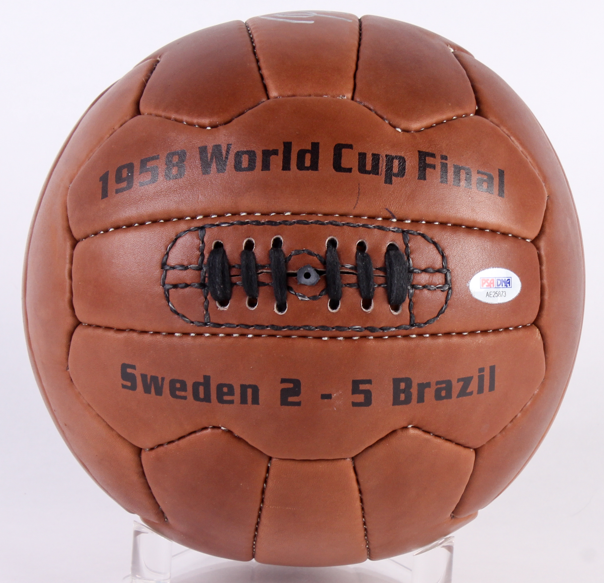 Pele Signed Leather Soccer Ball (PSA Hologram) at PristineAuction.com Pele Signed Leather Soccer Ball (PSA Hologram) at PristineAuction.com