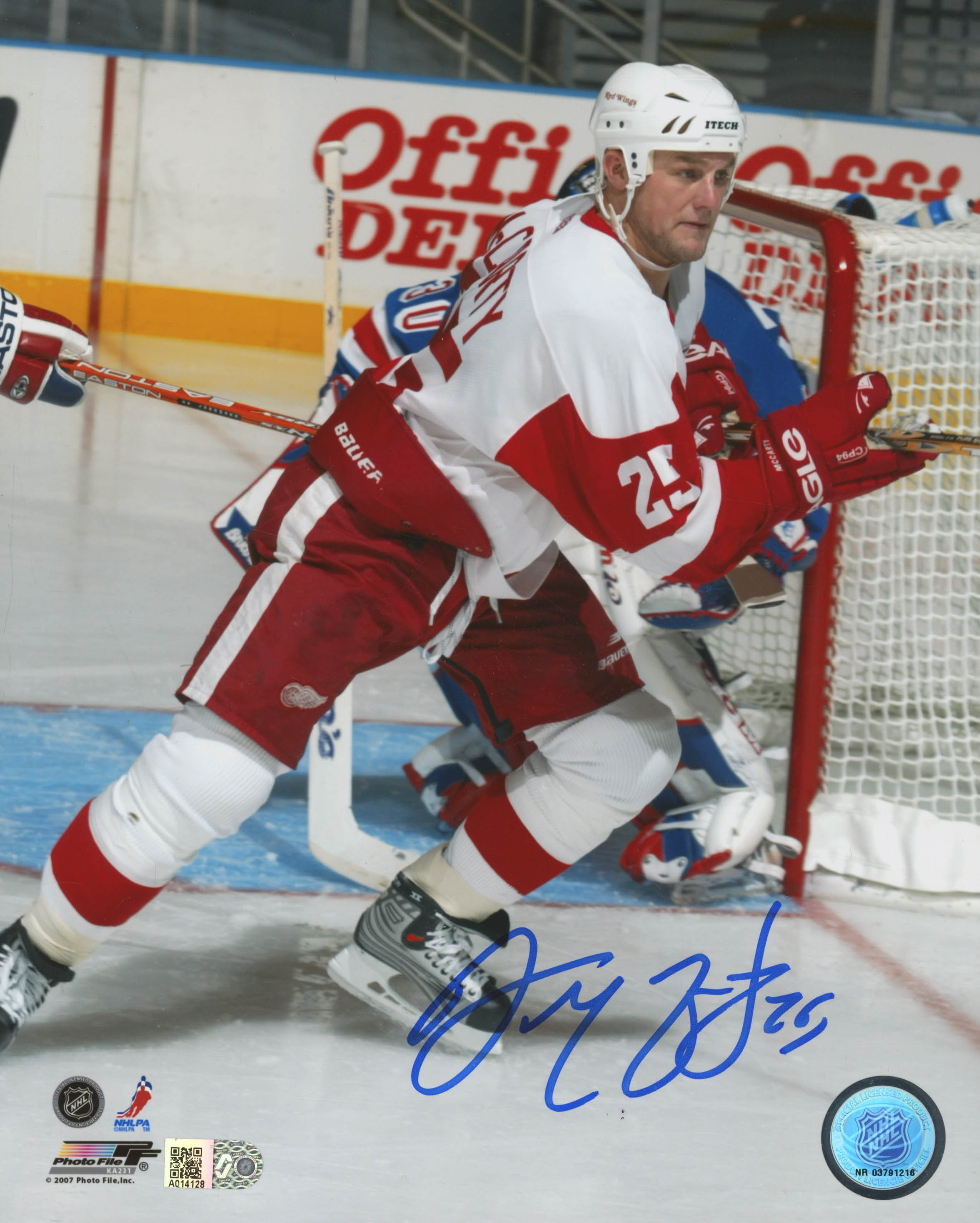 Darren McCarty Signed Red Wings 8x10 Photo (AIV COA) at PristineAuction.com Darren McCarty Signed Red Wings 8x10 Photo (AIV COA) at PristineAuction.com