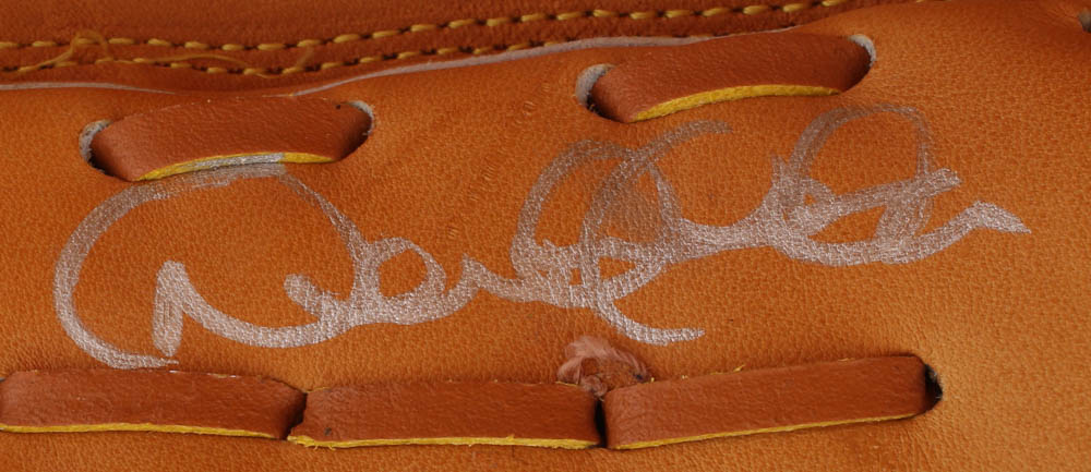 Derek Jeter Signed Rawlings Baseball Glove with Display Case (JSA LOA) at PristineAuction.com Derek Jeter Signed Rawlings Baseball Glove with Display Case (JSA LOA) at PristineAuction.com