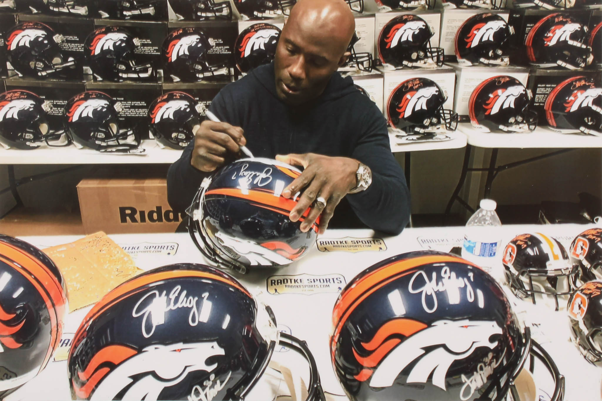 John Elway & Terrell Davis Signed Denver Broncos Full-Size Helmet (Radtke COA & Elway Hologram) at PristineAuction.com John Elway & Terrell Davis Signed Denver Broncos Full-Size Helmet (Radtke COA & Elway Hologram) at PristineAuction.com
