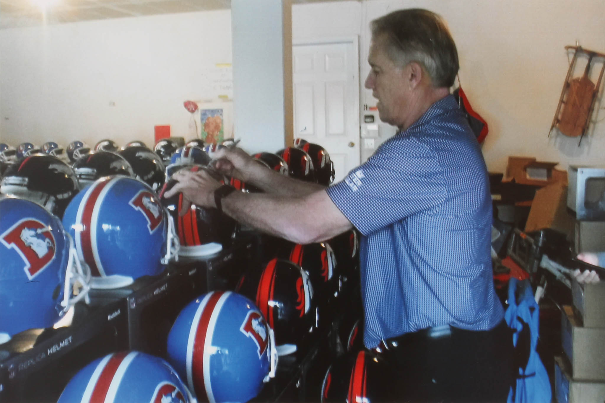 John Elway & Terrell Davis Signed Denver Broncos Full-Size Helmet (Radtke COA & Elway Hologram) at PristineAuction.com John Elway & Terrell Davis Signed Denver Broncos Full-Size Helmet (Radtke COA & Elway Hologram) at PristineAuction.com
