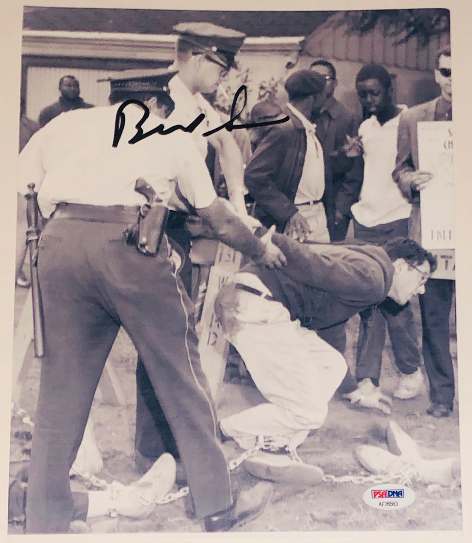 Bernie Sanders Signed 8.5x11 Photo (PSA COA) at PristineAuction.com Bernie Sanders Signed 8.5x11 Photo (PSA COA) at PristineAuction.com