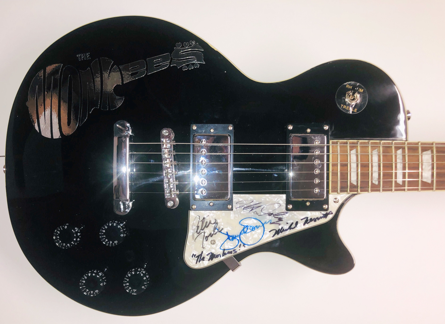 "The Monkees" Band-Signed Les Paul Style Electric Guitar with (4) Signatures Including Davy Jones, Michael Nesmith, Peter Tork & Micky Dolenz (JSA LOA) at PristineAuction.com "The Monkees" Band-Signed Les Paul Style Electric Guitar with (4) Signatures Including Davy Jones, Michael Nesmith, Peter Tork & Micky Dolenz (JSA LOA) at PristineAuction.com