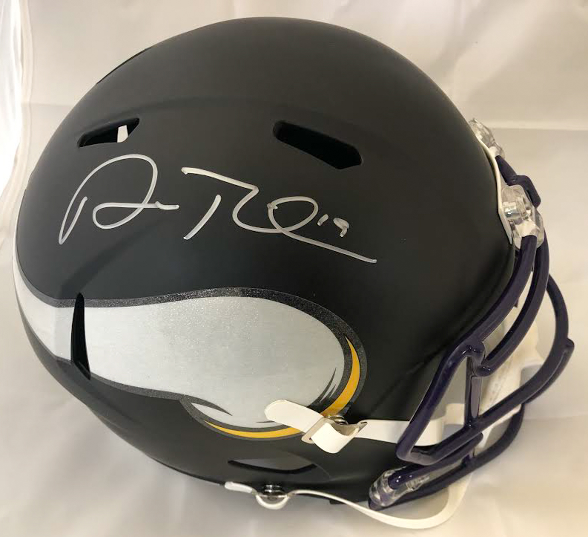 Adam Theilen Signed Minnesota Vikings Full-Size Black Matte Speed Helmet (Beckett COA) at PristineAuction.com Adam Theilen Signed Minnesota Vikings Full-Size Black Matte Speed Helmet (Beckett COA) at PristineAuction.com