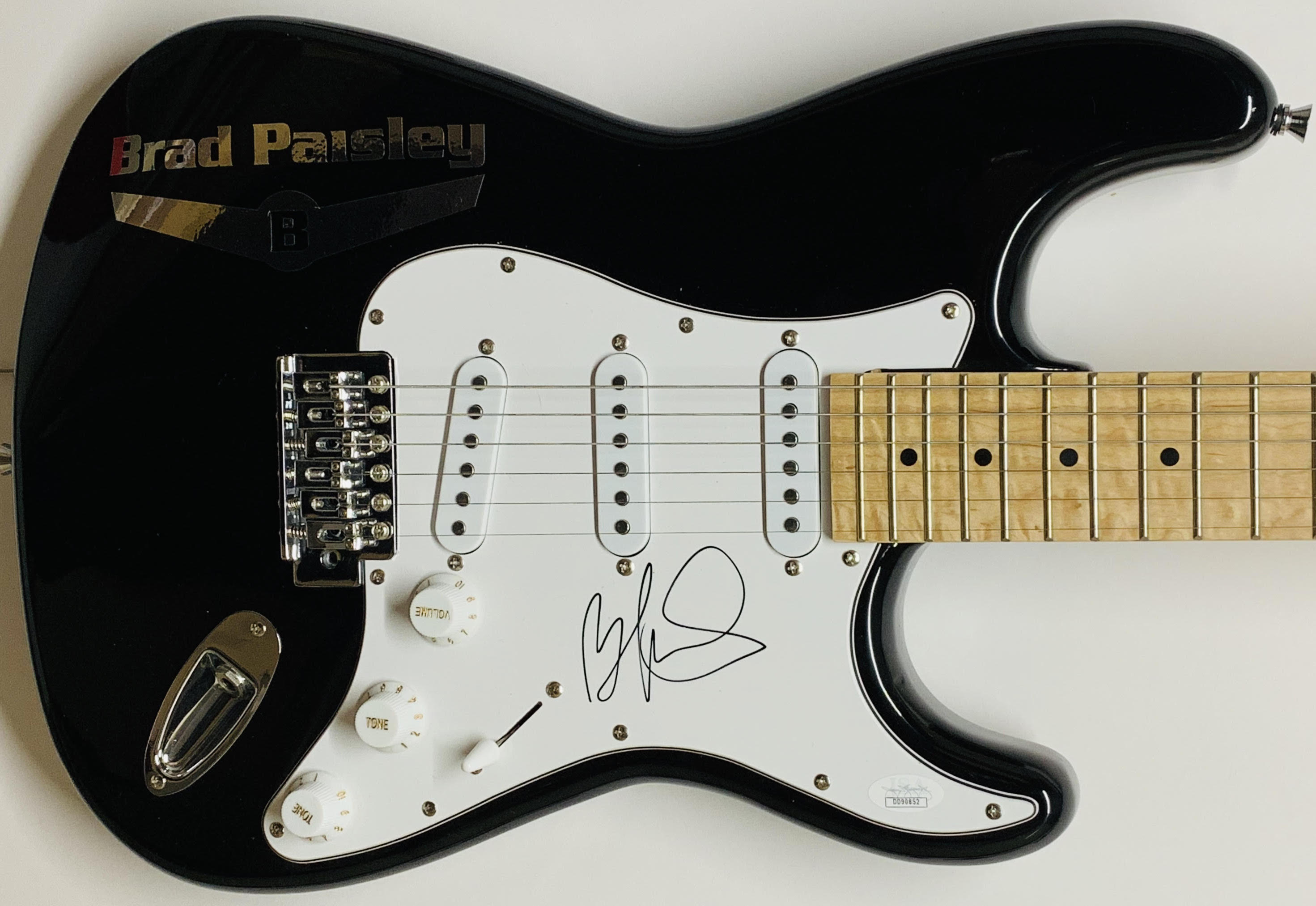 Brad Paisley Signed Electric Guitar (JSA COA) at PristineAuction.com Brad Paisley Signed Electric Guitar (JSA COA) at PristineAuction.com