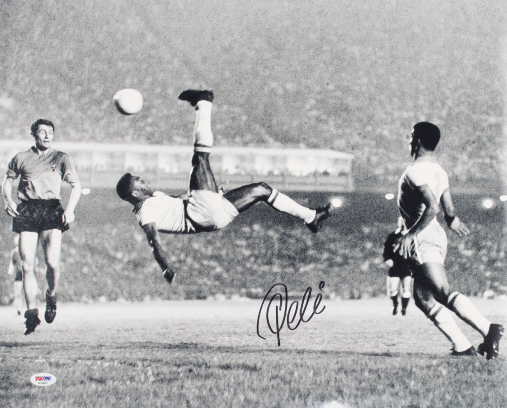 Pelé Santos FC Signed Photo - Grey Flannel Auctions