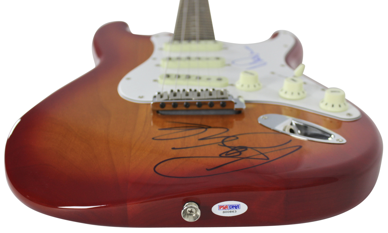 Roger Waters & Nick Mason Signed Fender Stratocaster Electric Guitar (PSA COA) at PristineAuction.com Roger Waters & Nick Mason Signed Fender Stratocaster Electric Guitar (PSA COA) at PristineAuction.com