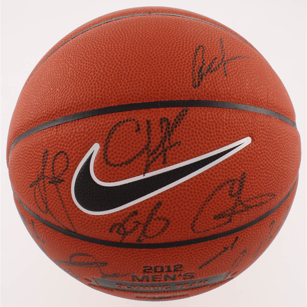 Le 12 United States Men S Olympic Basketball Team Signed By 17 With Lebron James Kobe Bryant Kevin Durant James Harden Carmelo Anthony Jsa Loa Pristine Auction