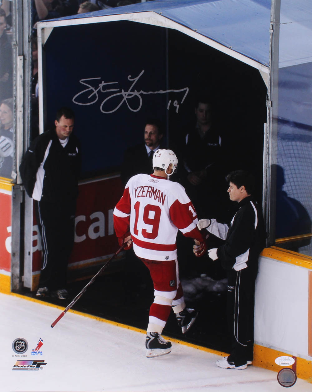 Steve Yzerman Signed Detroit Red Wings 16x20 Photo (JSA COA) at PristineAuction.com Steve Yzerman Signed Detroit Red Wings 16x20 Photo (JSA COA) at PristineAuction.com