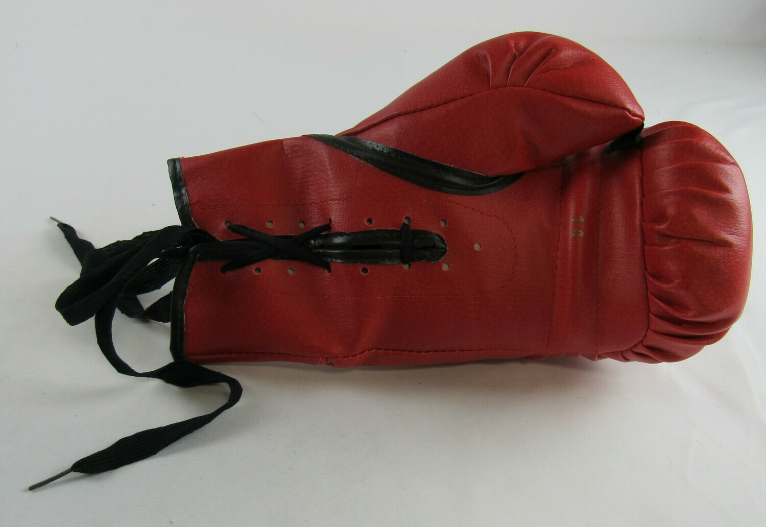 Muhammad Ali Signed Everlast Boxing Glove (JSA LOA) at PristineAuction.com Muhammad Ali Signed Everlast Boxing Glove (JSA LOA) at PristineAuction.com