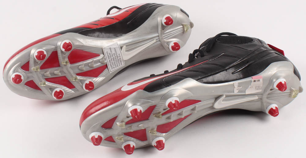 Chris Johnson Signed Nike Football Cleats Inscribed "09 Pro Bowl" (JSA COA) at PristineAuction.com Chris Johnson Signed Nike Football Cleats Inscribed "09 Pro Bowl" (JSA COA) at PristineAuction.com