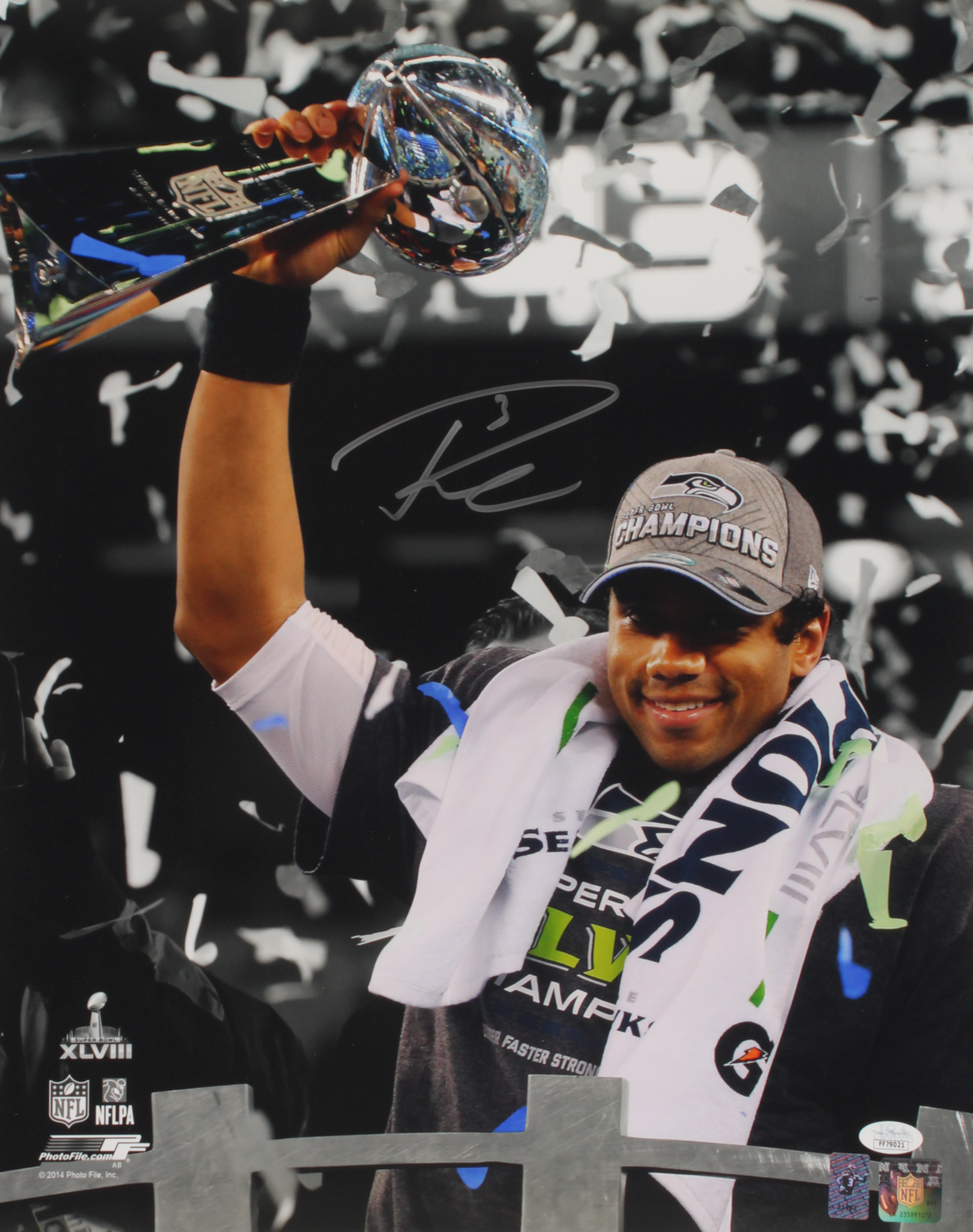 Russell Wilson Signed Seattle Seahawks 16x20 Photo (JSA & Wilson COA) at PristineAuction.com Russell Wilson Signed Seattle Seahawks 16x20 Photo (JSA & Wilson COA) at PristineAuction.com