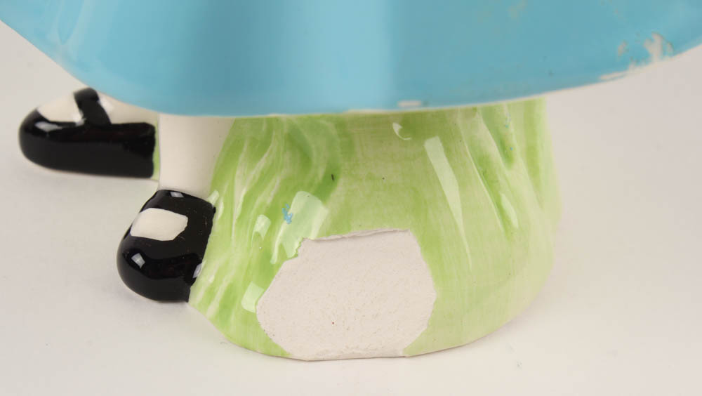 Lot of (2) Vintage 1970s "Alice In Wonderland" Walt Disney Ceramic Figurines at PristineAuction.com Lot of (2) Vintage 1970s "Alice In Wonderland" Walt Disney Ceramic Figurines at PristineAuction.com