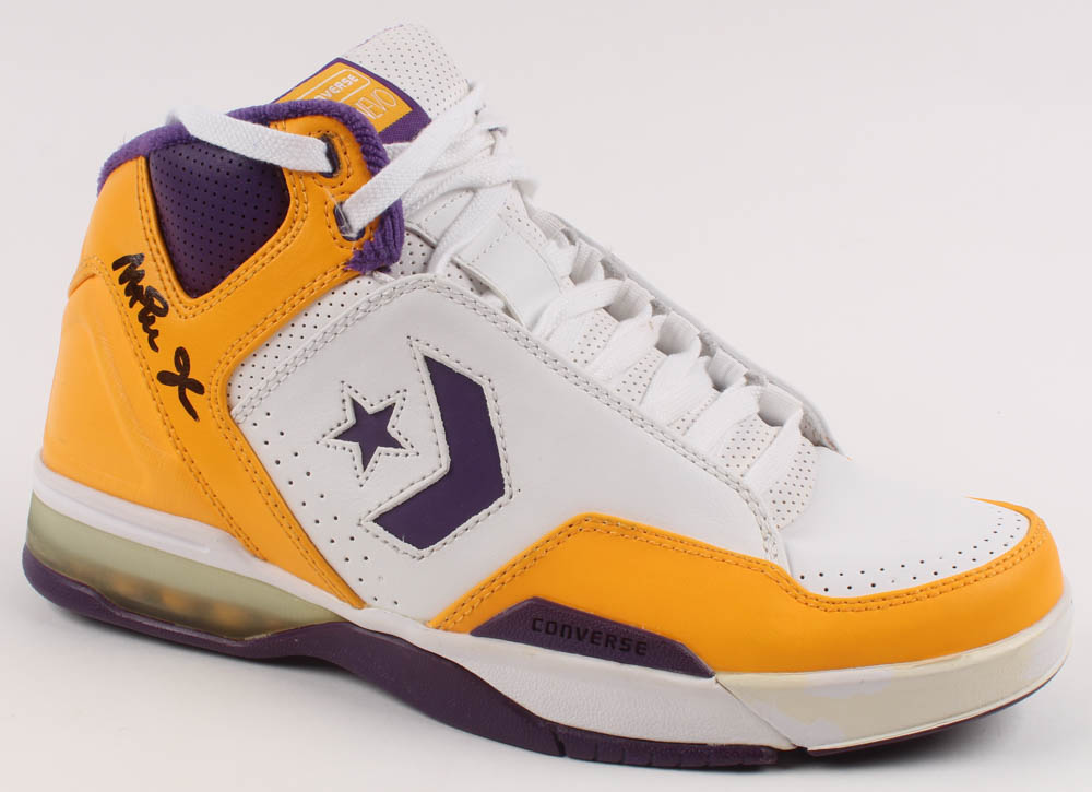 Magic Johnson Signed Converse Weapon Evo Mid Shoe (Beckett COA) at PristineAuction.com Magic Johnson Signed Converse Weapon Evo Mid Shoe (Beckett COA) at PristineAuction.com