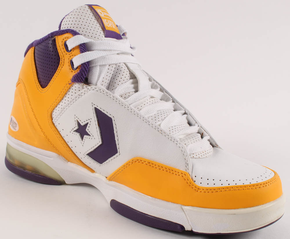 Magic Johnson Signed Converse Basketball Shoe (Beckett COA) at PristineAuction.com Magic Johnson Signed Converse Basketball Shoe (Beckett COA) at PristineAuction.com