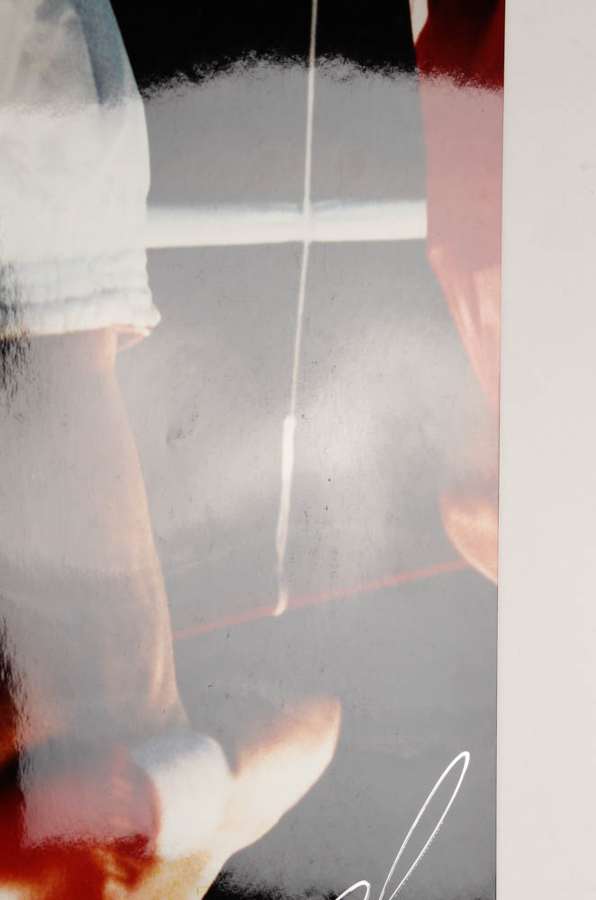 Julio Cesar Chavez Signed 16x20 Photo (Beckett COA) at PristineAuction.com Julio Cesar Chavez Signed 16x20 Photo (Beckett COA) at PristineAuction.com