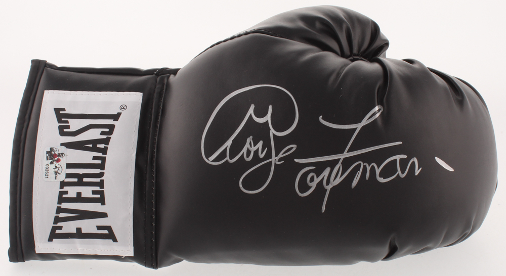 George Foreman Signed Everlast Boxing Glove (Foreman Hologram) at PristineAuction.com George Foreman Signed Everlast Boxing Glove (Foreman Hologram) at PristineAuction.com