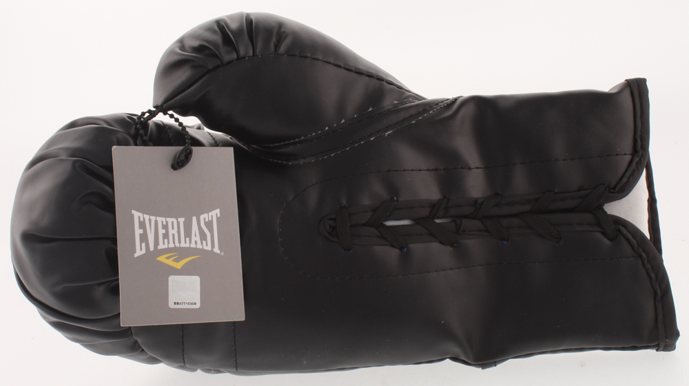 George Foreman Signed Everlast Boxing Glove (Foreman Hologram) at PristineAuction.com George Foreman Signed Everlast Boxing Glove (Foreman Hologram) at PristineAuction.com
