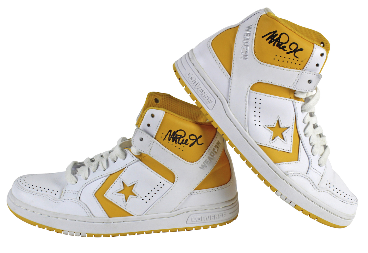 Magic Johnson Signed Pair of Converse Basketball Shoes (Beckett COA) at PristineAuction.com Magic Johnson Signed Pair of Converse Basketball Shoes (Beckett COA) at PristineAuction.com