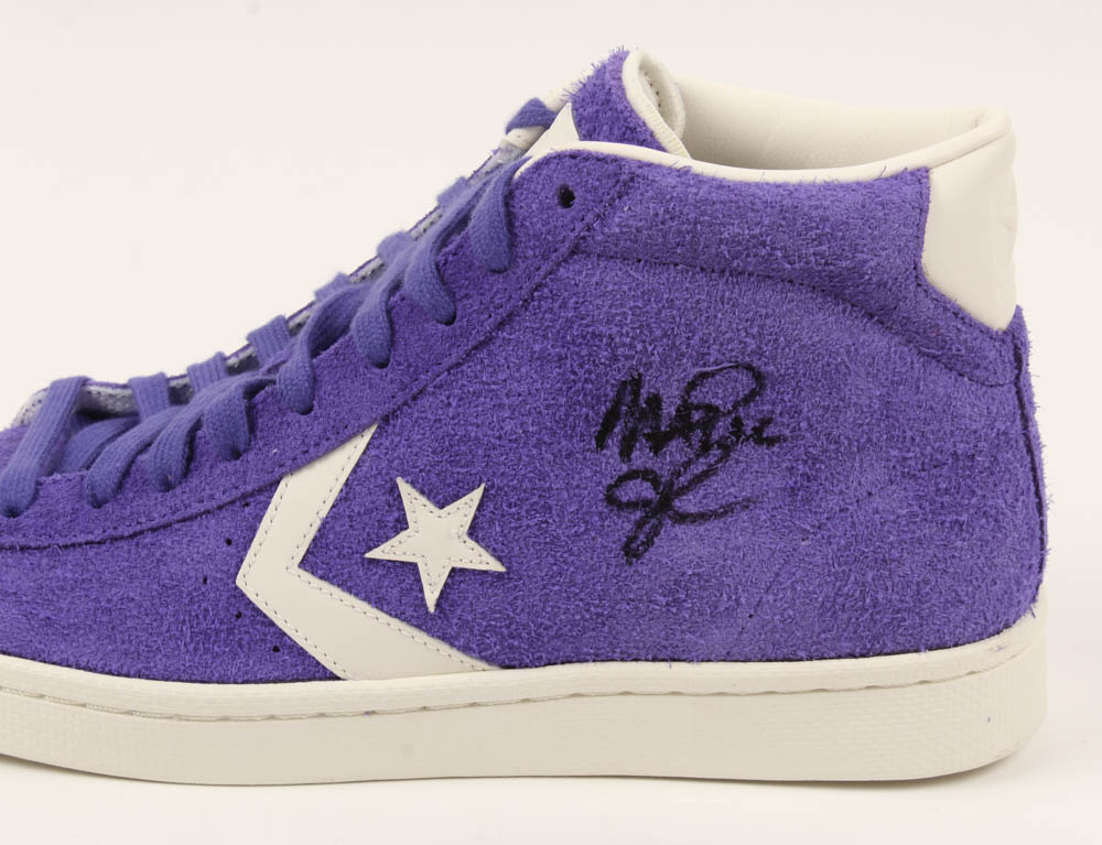 Magic Johnson Signed Converse Basketball Shoe With Display Case (Beckett COA) at PristineAuction.com Magic Johnson Signed Converse Basketball Shoe With Display Case (Beckett COA) at PristineAuction.com