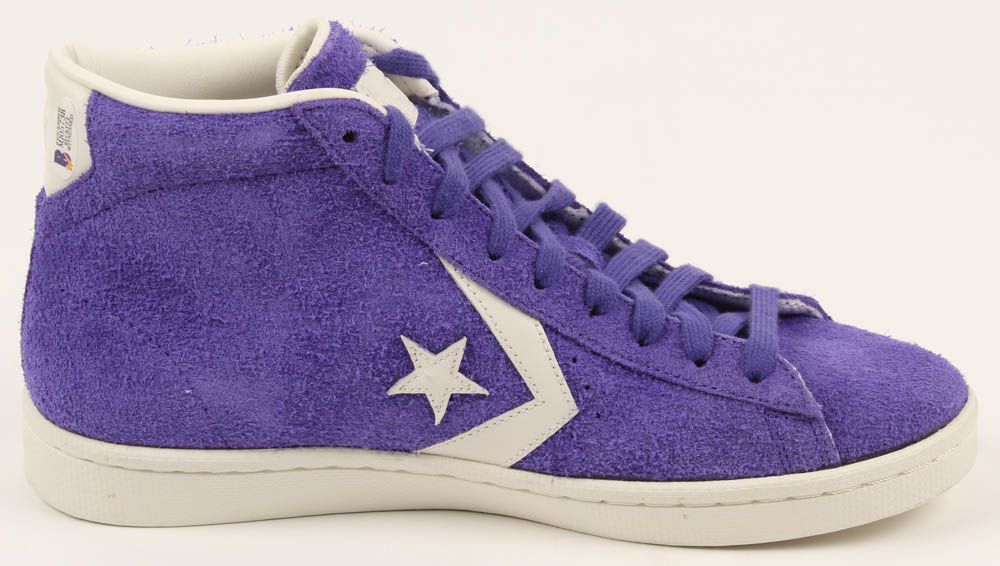 Magic Johnson Signed Converse Basketball Shoe With Display Case (Beckett COA) at PristineAuction.com Magic Johnson Signed Converse Basketball Shoe With Display Case (Beckett COA) at PristineAuction.com