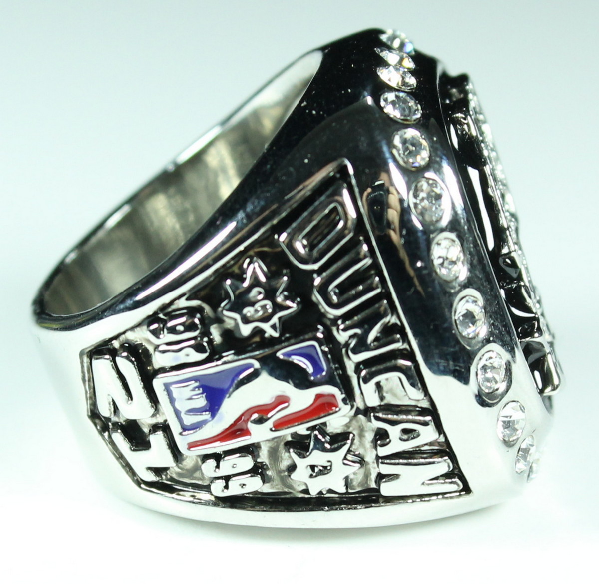 Tim Duncan San Antonio Spurs High Quality Replica 1999 NBA World Champions Ring at PristineAuction.com Tim Duncan San Antonio Spurs High Quality Replica 1999 NBA World Champions Ring at PristineAuction.com