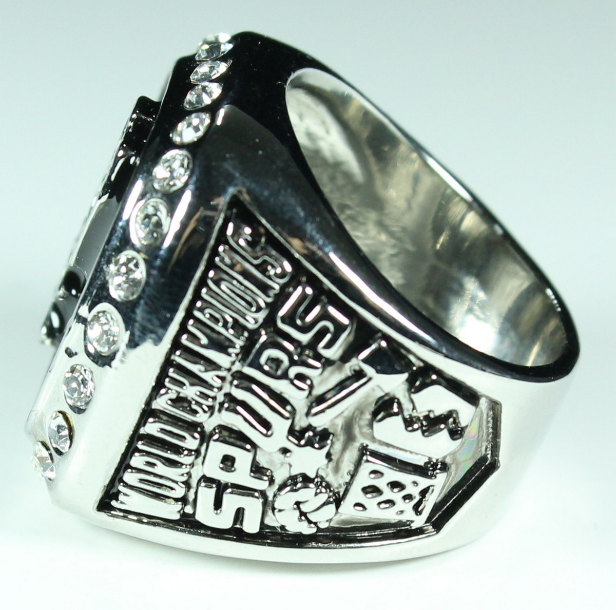 Tim Duncan San Antonio Spurs High Quality Replica 1999 NBA World Champions Ring at PristineAuction.com Tim Duncan San Antonio Spurs High Quality Replica 1999 NBA World Champions Ring at PristineAuction.com