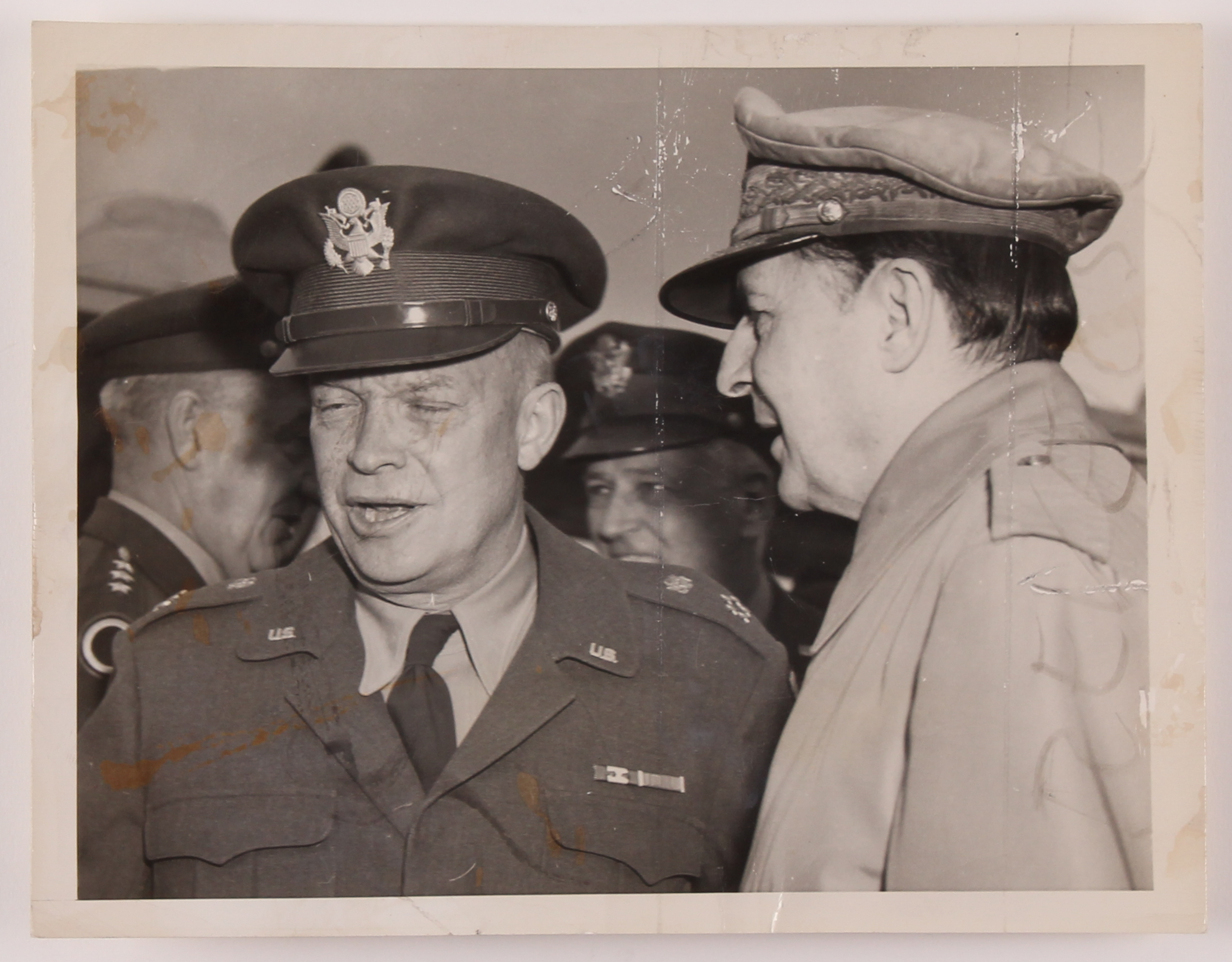 1946 Dwight D. Eisenhower & General Douglas Macarthur 7x9 Photo at PristineAuction.com 1946 Dwight D. Eisenhower & General Douglas Macarthur 7x9 Photo at PristineAuction.com