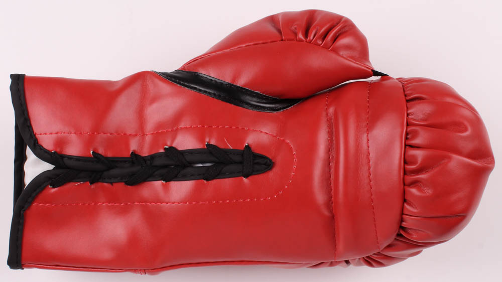 Roberto Duran, Thomas "Hitman" Hearns & Sugar Ray Leonard Signed Everlast Boxing Glove (Beckett COA) at PristineAuction.com Roberto Duran, Thomas "Hitman" Hearns & Sugar Ray Leonard Signed Everlast Boxing Glove (Beckett COA) at PristineAuction.com