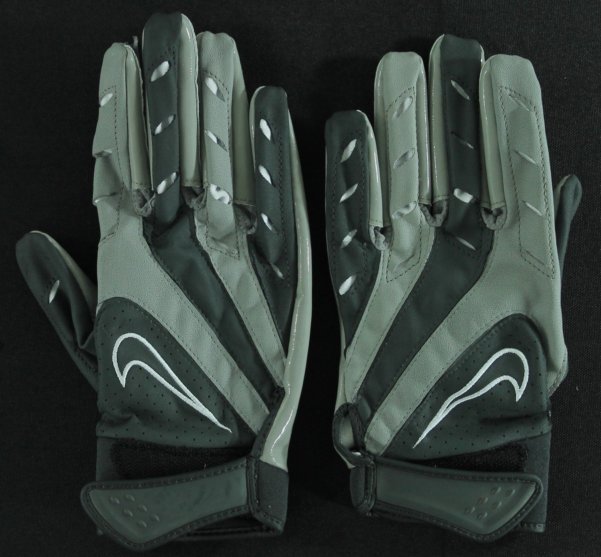 Lot of (2) 2007 Syracuse Game Used Football Gloves #48 (Steiner COA) at PristineAuction.com Lot of (2) 2007 Syracuse Game Used Football Gloves #48 (Steiner COA) at PristineAuction.com