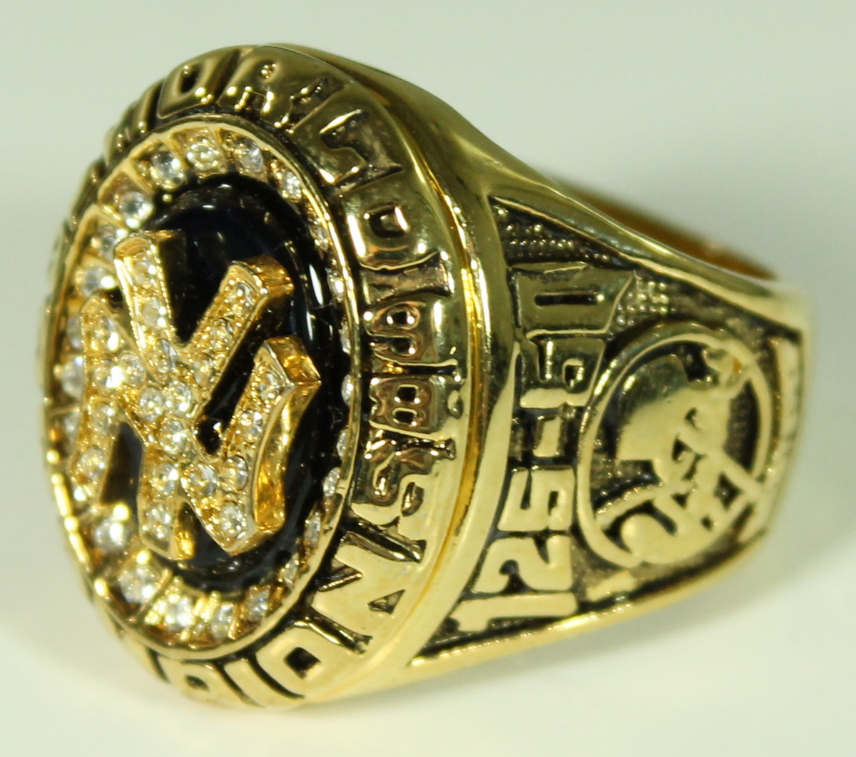 Derek Jeter Yankees High Quality Replica 1998 World Series Ring at PristineAuction.com Derek Jeter Yankees High Quality Replica 1998 World Series Ring at PristineAuction.com