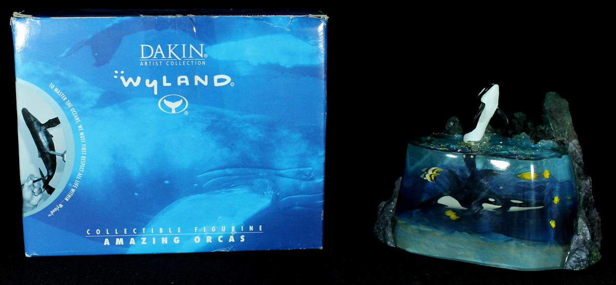 Dakin Artist Coll Wyland "Amazing Orcas" Figure at PristineAuction.com Dakin Artist Coll Wyland "Amazing Orcas" Figure at PristineAuction.com