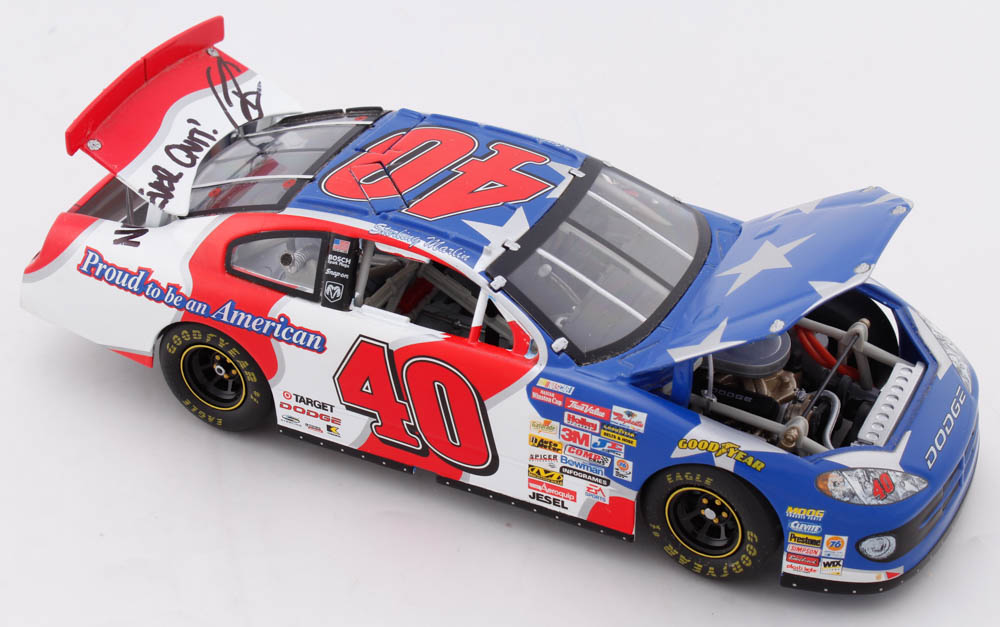 Robert O'Neill Signed #40 American Pride 2001 Intrepid R/T 1:24 Diecast Car Inscribed "Never Quit!" (PSA COA) at PristineAuction.com Robert O'Neill Signed #40 American Pride 2001 Intrepid R/T 1:24 Diecast Car Inscribed "Never Quit!" (PSA COA) at PristineAuction.com