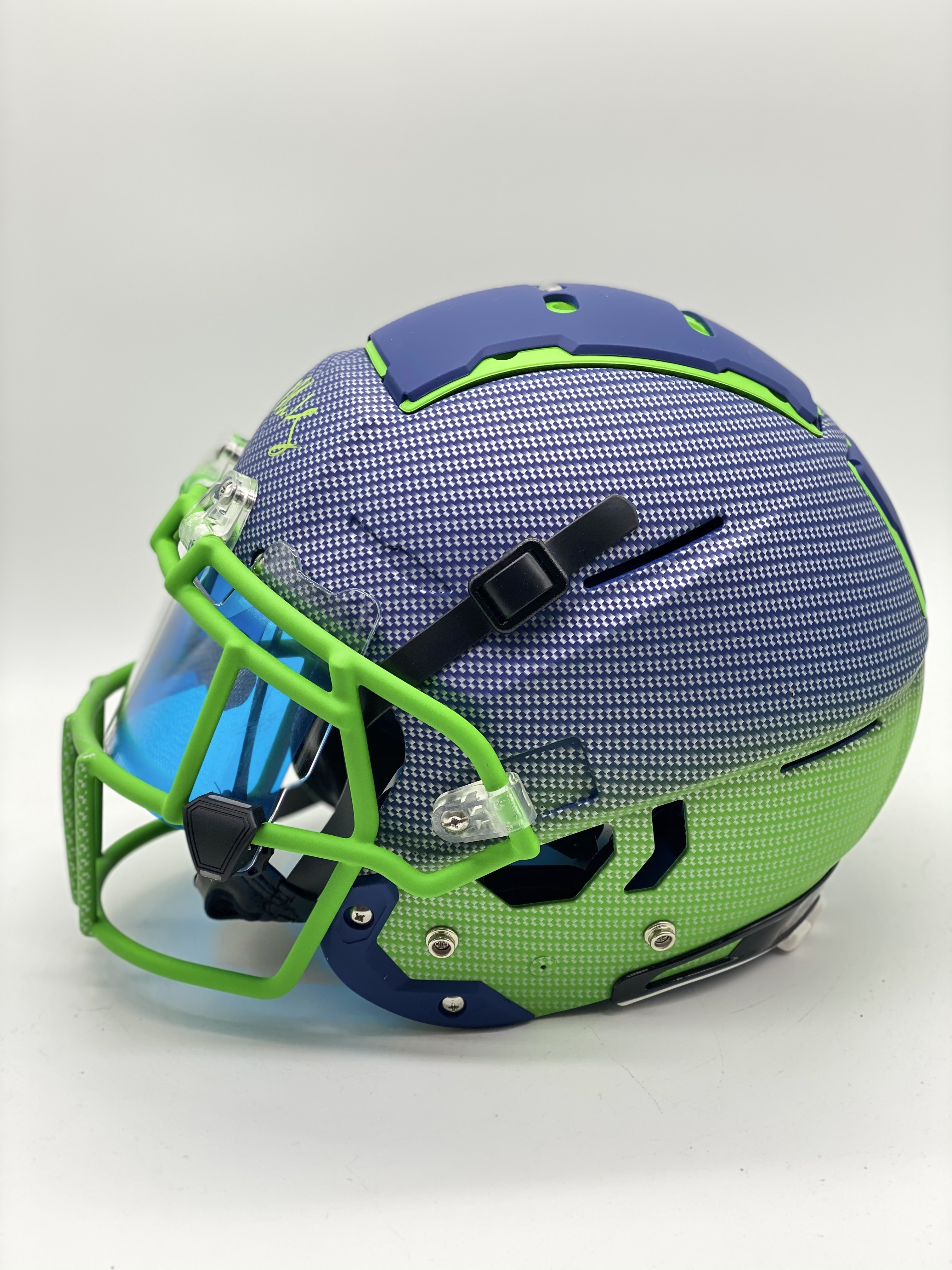 DK Metcalf Signed Full-Size Authentic On-Field Hydro-Dipped F7 Helmet with Visor (Beckett COA) at PristineAuction.com DK Metcalf Signed Full-Size Authentic On-Field Hydro-Dipped F7 Helmet with Visor (Beckett COA) at PristineAuction.com