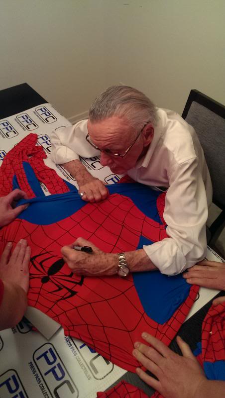 Stan Lee Signed Spider-Man Full-Size Costume (PSA & Lee) at PristineAuction.com Stan Lee Signed Spider-Man Full-Size Costume (PSA & Lee) at PristineAuction.com