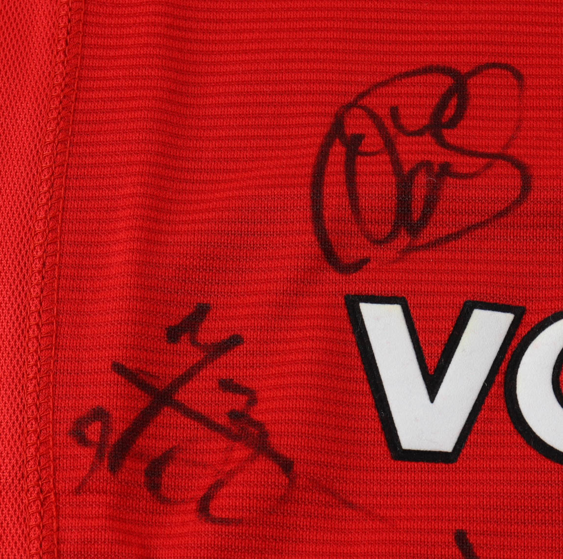 Manchester United F.C. Jersey Team-Signed By (18) With David Beckham, Teddy Sherringham, Ryan Giggs, Dwight Yorke, Ole Gunnar Solskjaer (JSA LOA) at PristineAuction.com Manchester United F.C. Jersey Team-Signed By (18) With David Beckham, Teddy Sherringham, Ryan Giggs, Dwight Yorke, Ole Gunnar Solskjaer (JSA LOA) at PristineAuction.com