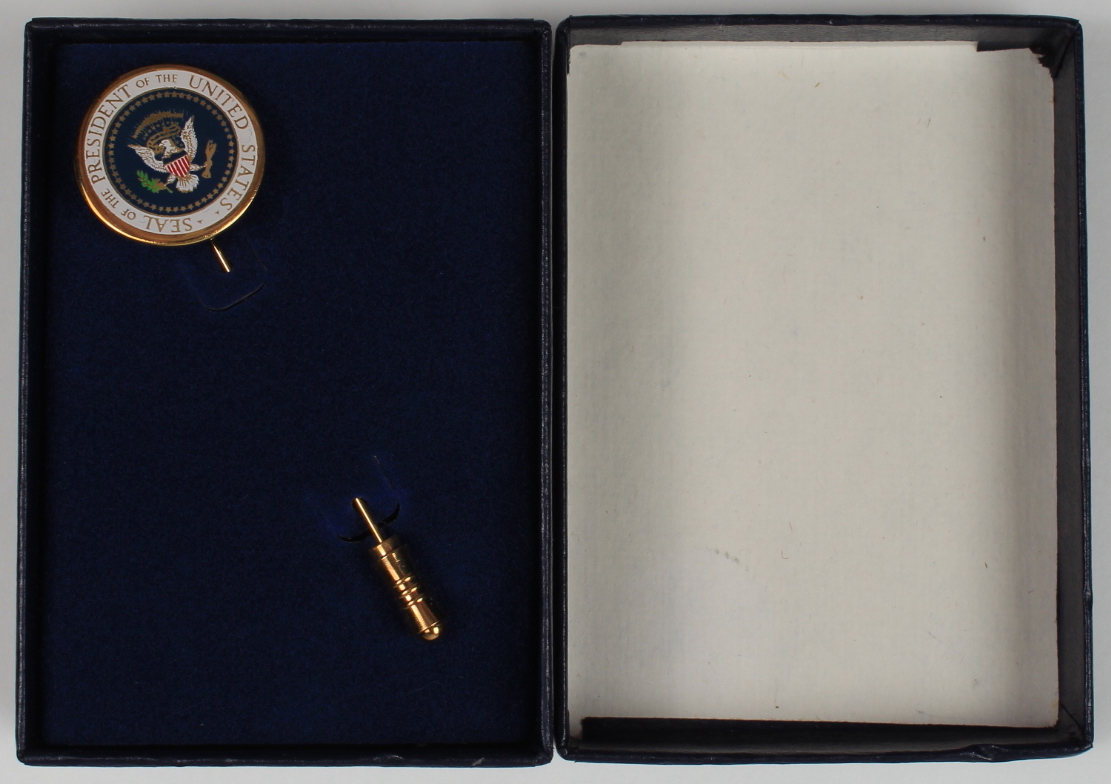 Vintage Ronald Reagan Presidential Pin at PristineAuction.com Vintage Ronald Reagan Presidential Pin at PristineAuction.com