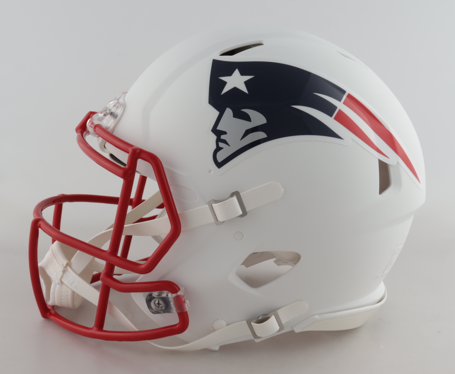 Rob Gronkowski Signed Patriots Full-Size Authentic On-Field Matte White Speed Helmet Inscribed "Gronk Smash!" (Radtke Hologram) (See Description) at PristineAuction.com Rob Gronkowski Signed Patriots Full-Size Authentic On-Field Matte White Speed Helmet Inscribed "Gronk Smash!" (Radtke Hologram) (See Description) at PristineAuction.com