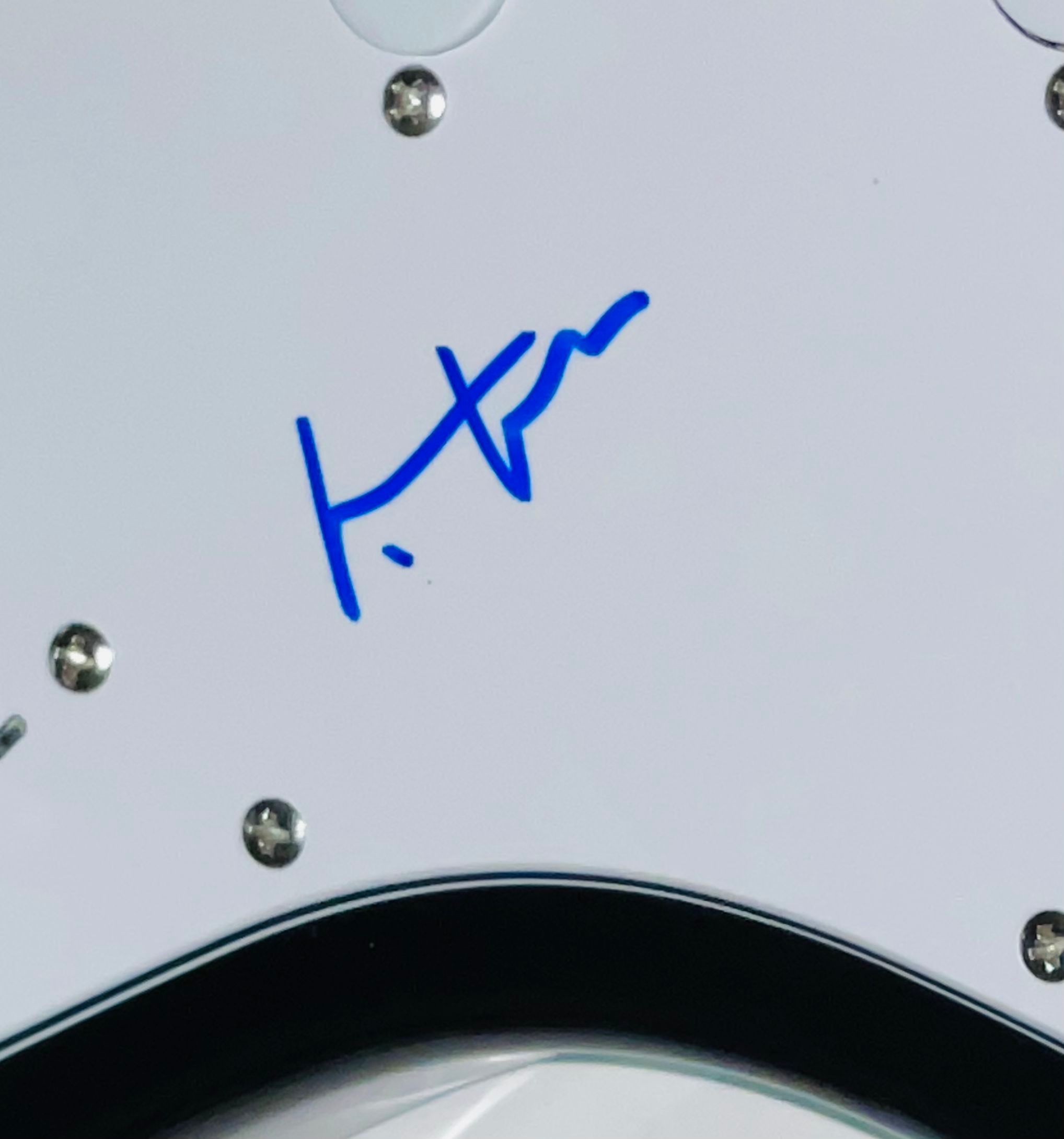 Val Kilmer Signed Full-Size Electric Guitar (JSA) at PristineAuction.com Val Kilmer Signed Full-Size Electric Guitar (JSA) at PristineAuction.com