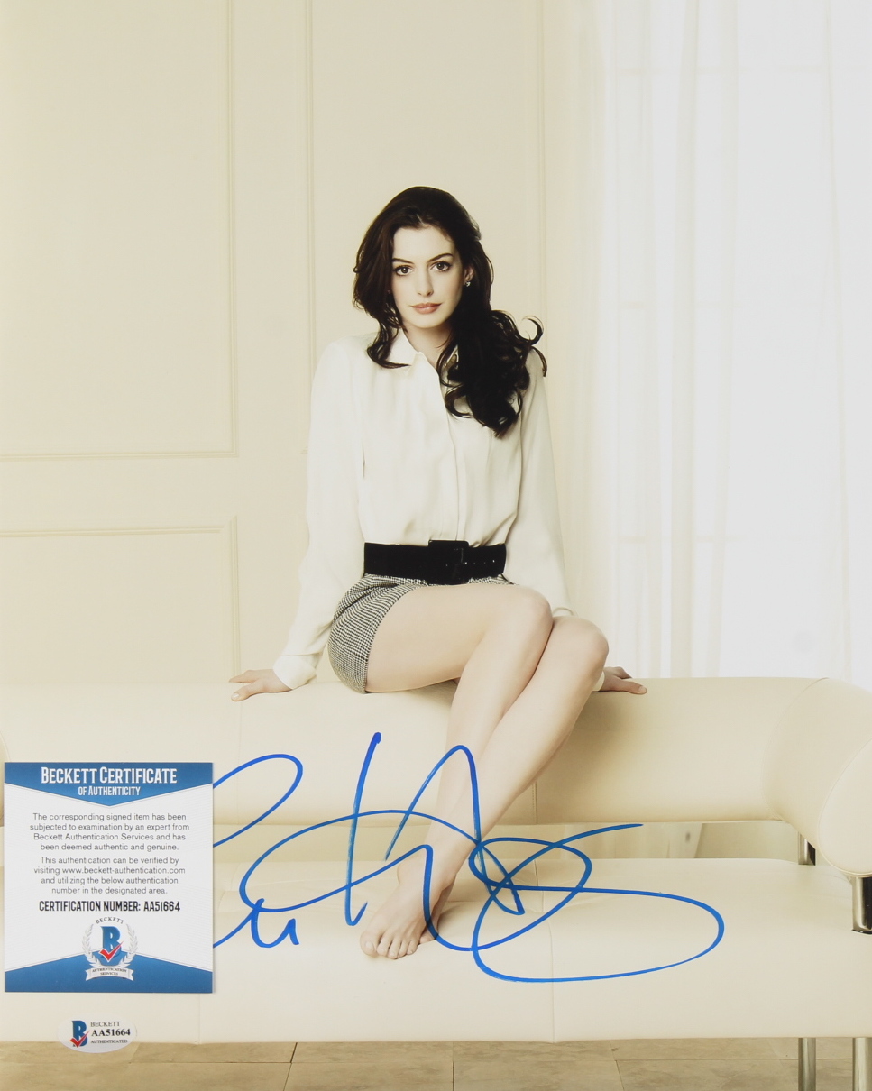 Anne Hathaway Signed 11x14 Photo (Beckett COA) | Pristine Auction