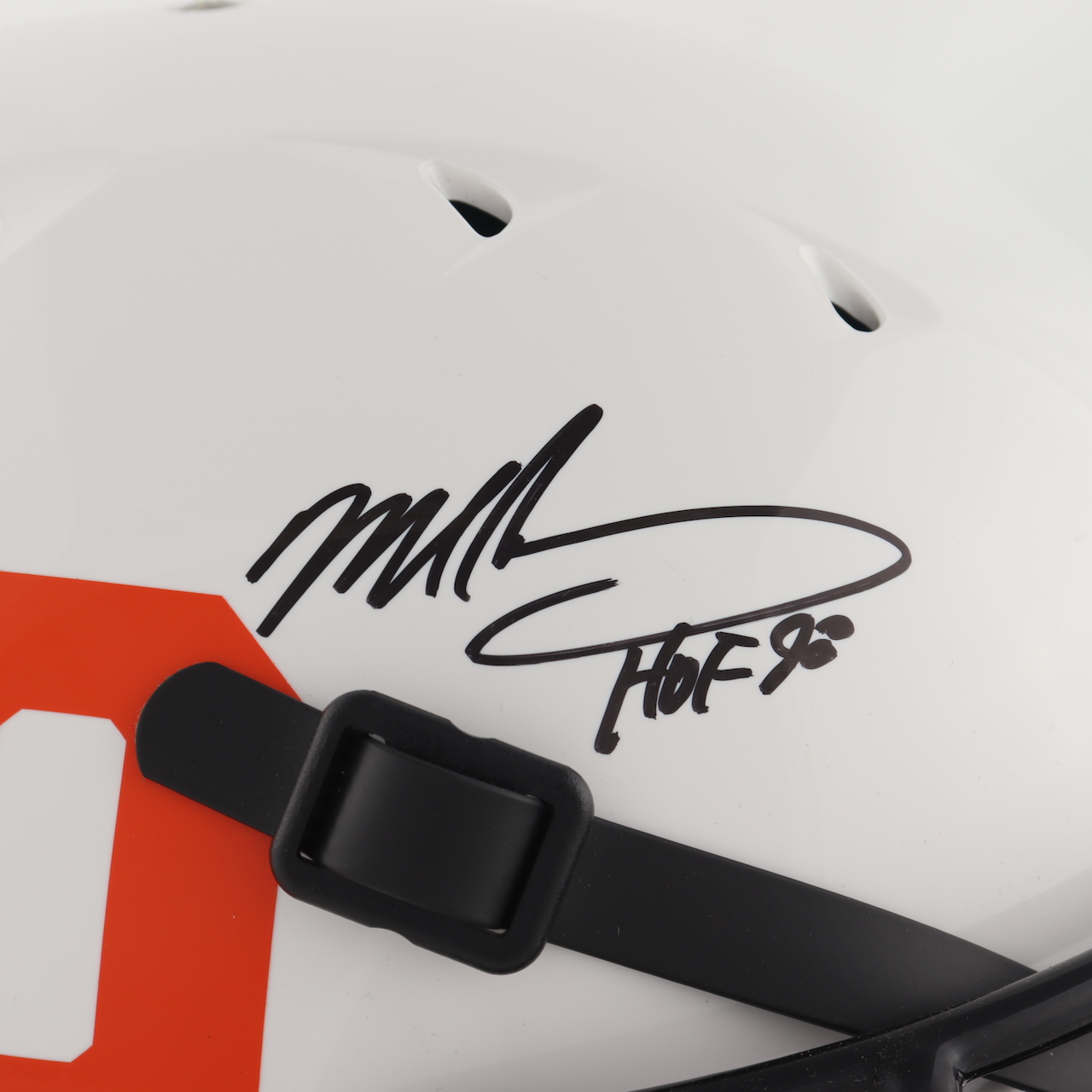 Mike Singletary Signed Full-Size Authentic On-Field Matte White Helmet Inscribed "HOF 98" (Beckett COA) at PristineAuction.com Mike Singletary Signed Full-Size Authentic On-Field Matte White Helmet Inscribed "HOF 98" (Beckett COA) at PristineAuction.com