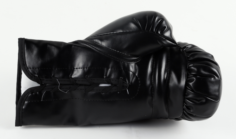 Mike Tyson Signed Everlast Boxing Glove (Beckett COA) at PristineAuction.com Mike Tyson Signed Everlast Boxing Glove (Beckett COA) at PristineAuction.com