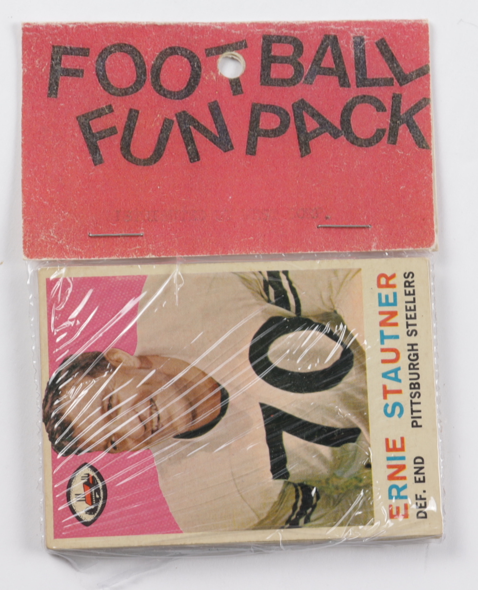 1969-70 Topps Football Card Fun Pack with (10) Cards at PristineAuction.com 1969-70 Topps Football Card Fun Pack with (10) Cards at PristineAuction.com