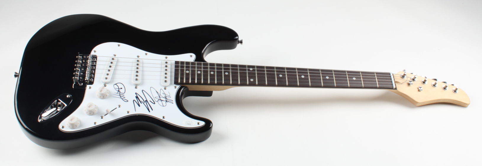 Lady Antebellum Signed Full-Size Electric Guitar (JSA Hologram) at PristineAuction.com Lady Antebellum Signed Full-Size Electric Guitar (JSA Hologram) at PristineAuction.com