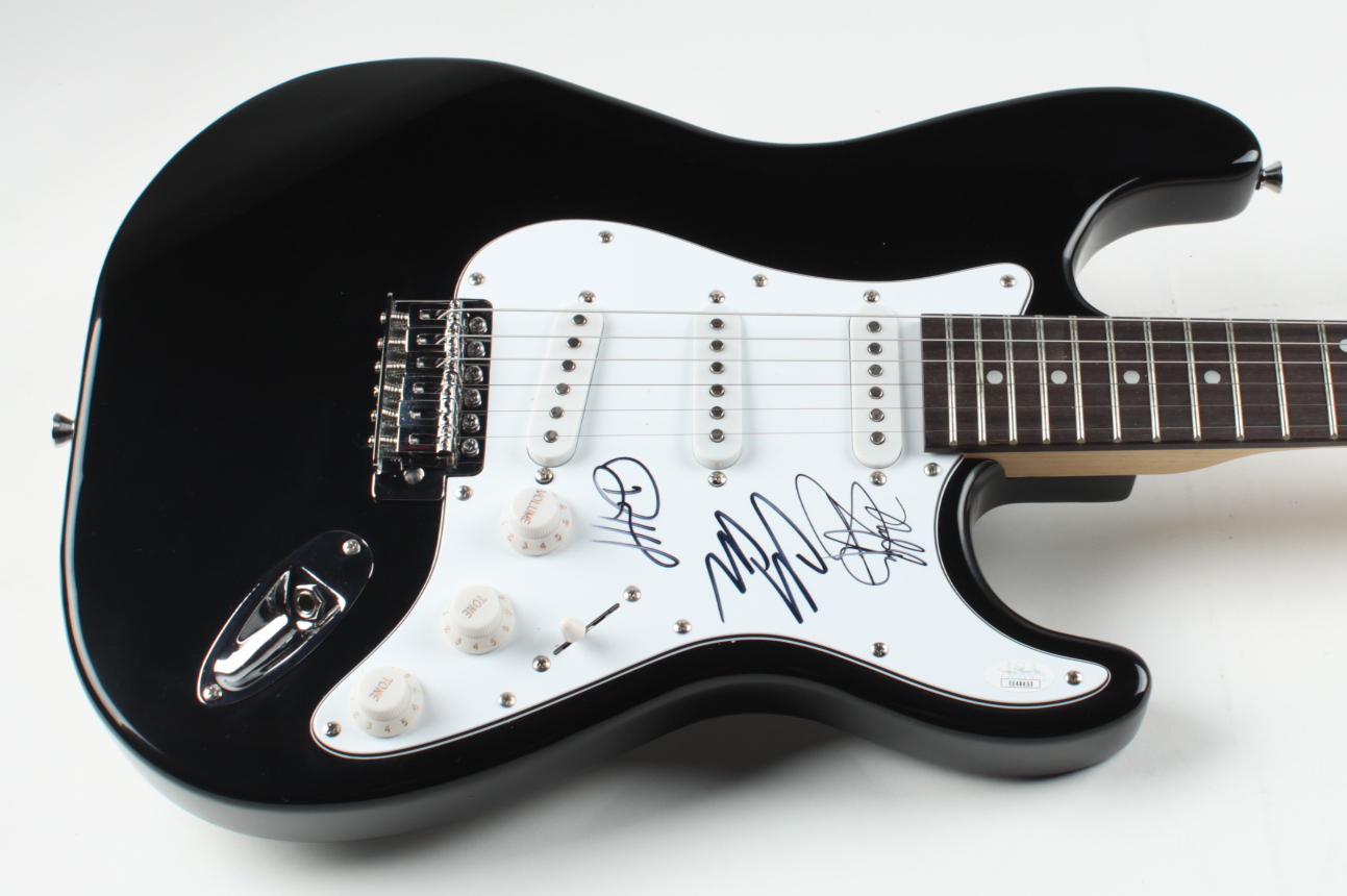 Lady Antebellum Signed Full-Size Electric Guitar (JSA Hologram) at PristineAuction.com Lady Antebellum Signed Full-Size Electric Guitar (JSA Hologram) at PristineAuction.com