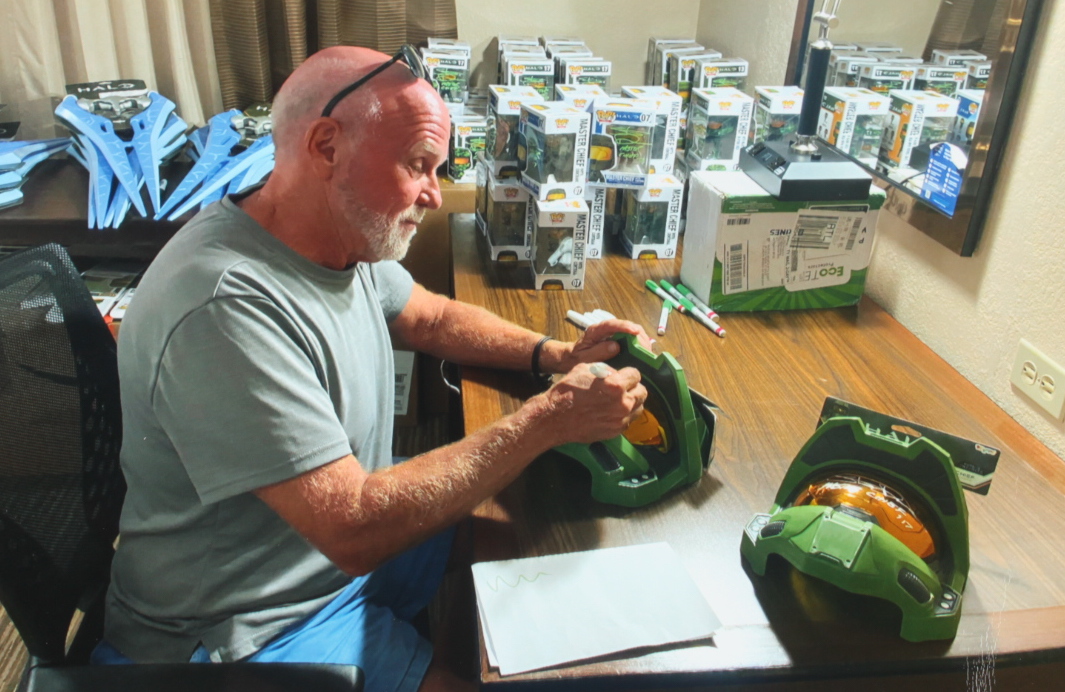 Steve Downes Signed "Halo" Master Chief Full-Size Helmet Mask Inscribed "Master Chief 117" (Radtke COA) at PristineAuction.com Steve Downes Signed "Halo" Master Chief Full-Size Helmet Mask Inscribed "Master Chief 117" (Radtke COA) at PristineAuction.com